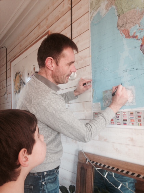 Yves et Merlin dessinent sur la mappemonde familiale notre itinéraire