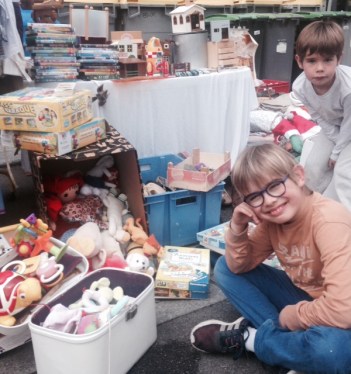 Saïk et Merlin devant leur étalage.