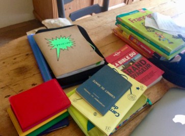 Passeports, carnets de santé, livres scolaires... ont envahi la table de la salle à manger