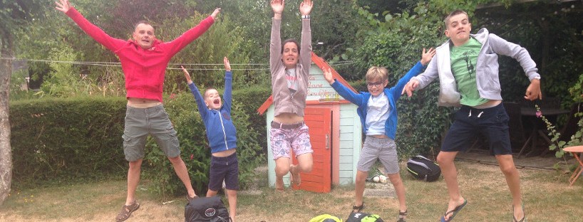 La famille saute dans tous les sens