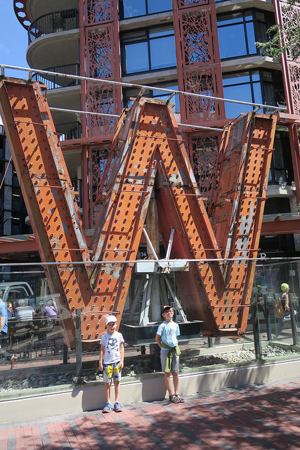 Les enfants devant le W du Woodward's building