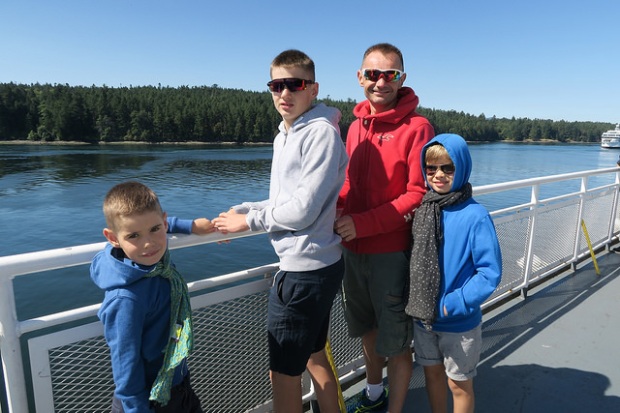 les garçons et Yves sur le pont du ferry
