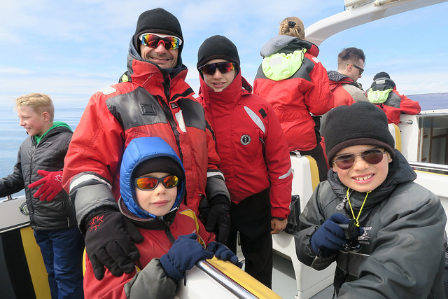 les garçons équipés sur le pont de la vedette