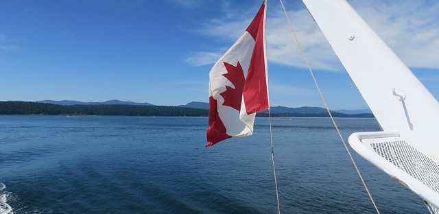 drapeau canadien flottant au vent