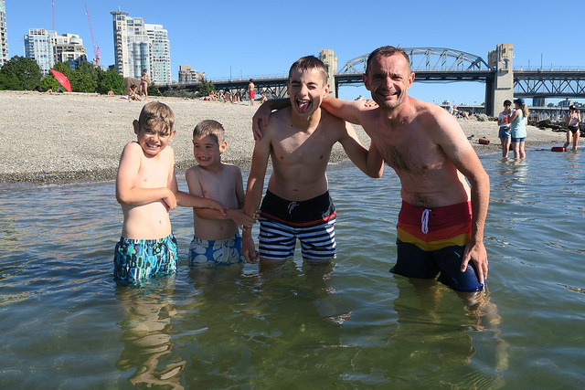 Les garçons se baignent