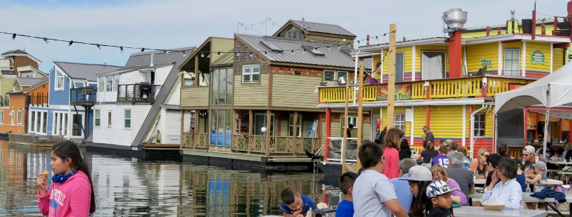 maisons colorées comme l'accueil chaleureux des Canadiens