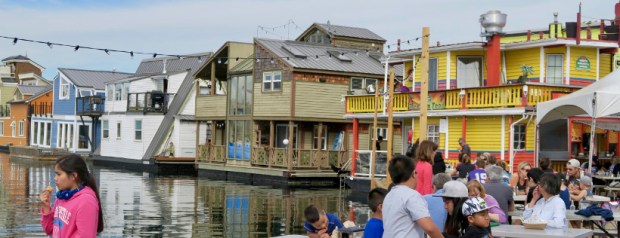 maisons colorées comme l'accueil chaleureux des Canadiens