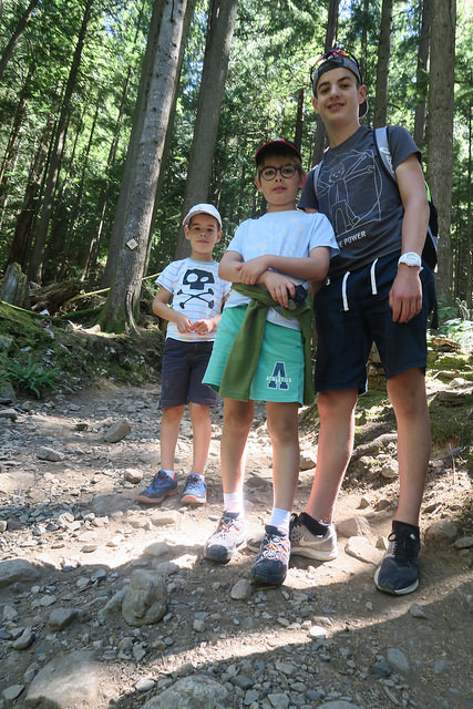 Les enfants s'apprêtent à grimper en haut de Grouse Moutain